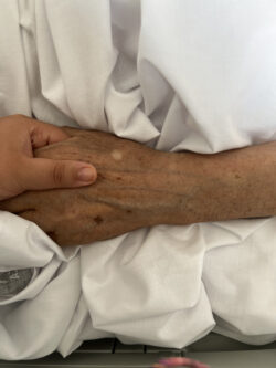 Un lazo de amor que desafía la muerte. Foto: Manar Bensaid.